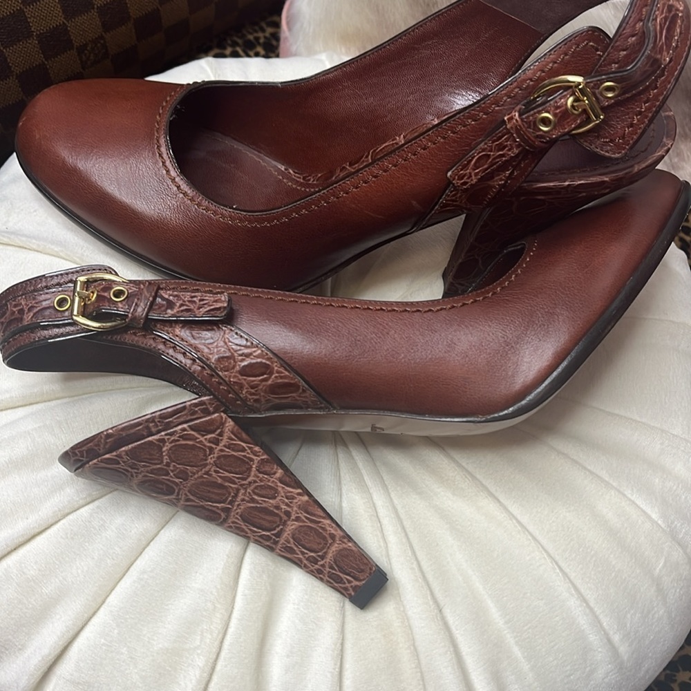LOUIS VUITTON Crocodile Heels - Picture 2 of 12